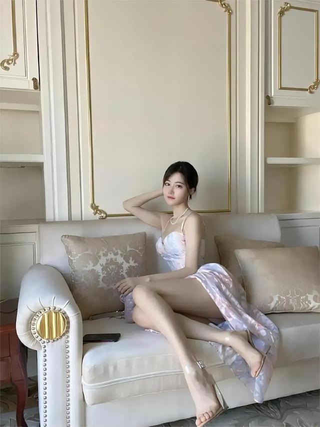 身材高挑 颜值出众 性感漂亮的美女日常美图分享