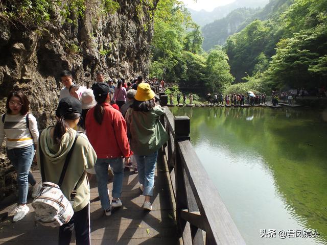 湖北宜昌：三峡大瀑布景区游客摩肩接踵 手工鞋垫60元一双